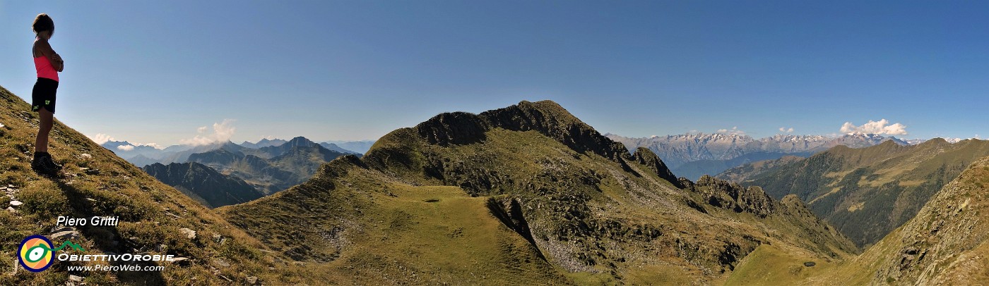 82 Dalla Cima di Lemma (2348 m) vista verso Pizzo Scala a dx e Alpi Retiche a sx.jpg